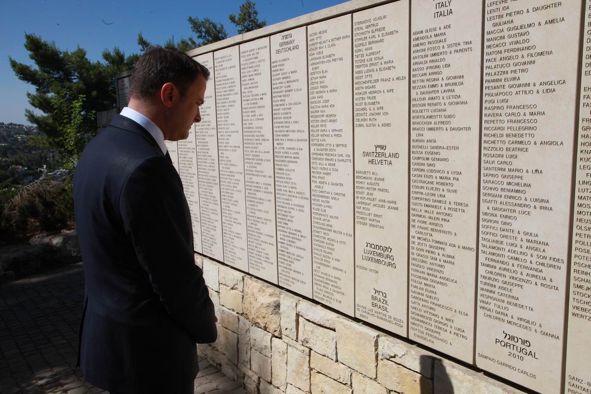 Prime Minister Better visited the plaque honoring Victor Bodson, the only person from Luxembourg to be recognized as Righteous Among the Nations